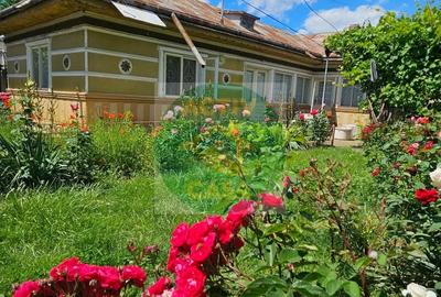 Casă cu 6 camere cu Teren 2000 Mp în Est