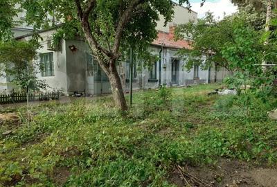 Casă cu 5 camere cu Canalizare în Central - 1