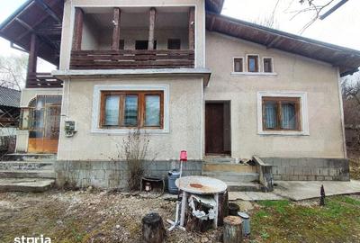 Casă cu 4 camere cu Teren 2080 Mp în Gura Foii