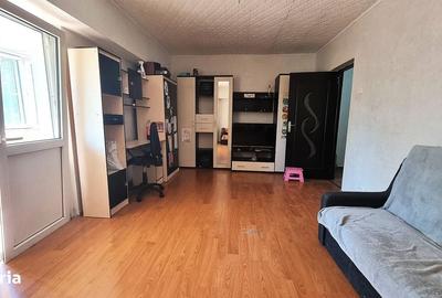 Apartament cu 3 camere decomandat în Nicolina
