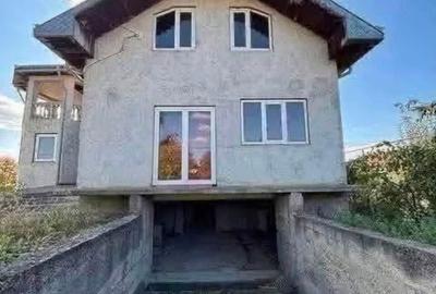 Casă cu 4 camere cu Teren 1100 Mp în Central