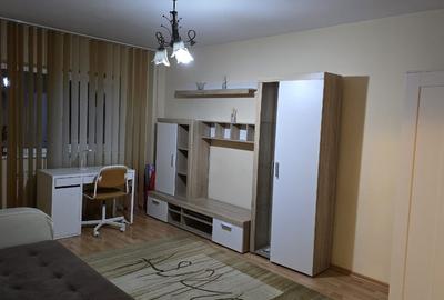 Apartament cu 3 camere decomandat, mobilat în Nicolina