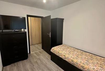 Apartament cu 3 camere semidecomandat în Berceni