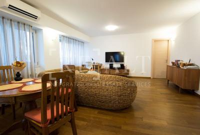 Apartament cu 3 camere semidecomandat, mobilat în P-ța Victoriei