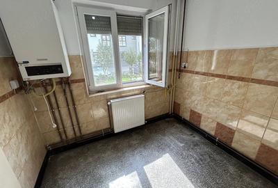 Apartament cu 3 camere semidecomandat în Romanilor
