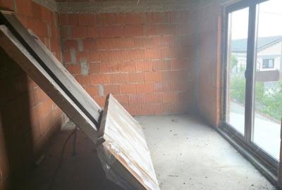 Casă cu 5 camere cu Teren 500 Mp în Șimnicu de Sus