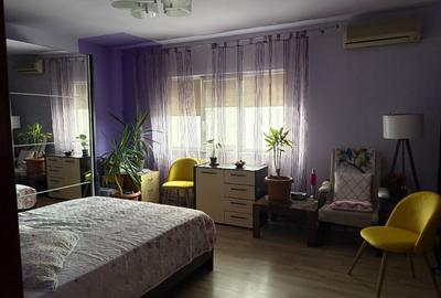 Apartament cu 4 camere decomandat în Central