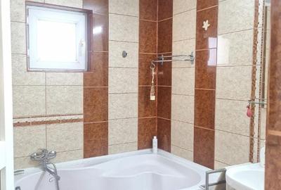Casă cu 4 camere cu Teren 1000 Mp în Central