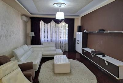 Apartament cu 4 camere decomandat în Cetate