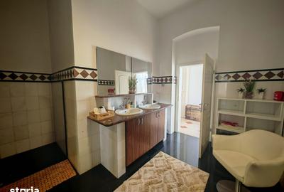 Casă cu 6 camere cu Teren 586 Mp în Central