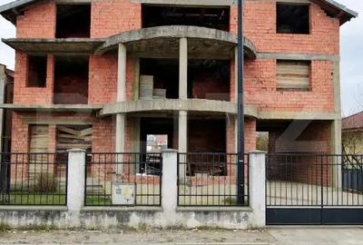 Casă cu Teren 3066 Mp în Sud