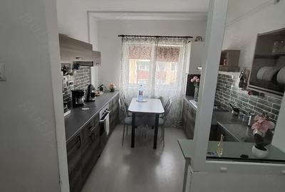Apartament cu 3 camere semidecomandat în Govândari