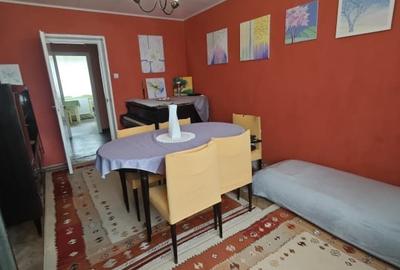 Apartament cu 4 camere decomandat, mobilat în Săsar