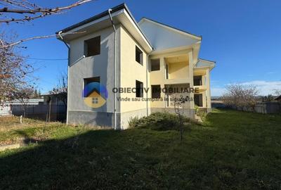 Casă cu 5 camere cu Teren 3600 Mp în Bodești