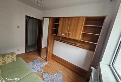 Apartament cu 3 camere semidecomandat în Vest