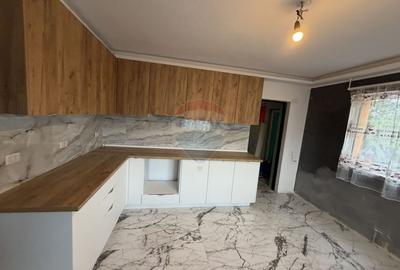 Casă individuală cu 8 camere cu Canalizare în Vulturu - 2