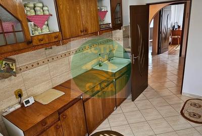 Apartament cu 3 camere decomandat în Est