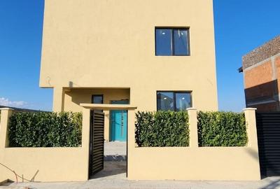 Casă cu 4 camere cu Teren 250 Mp în Central