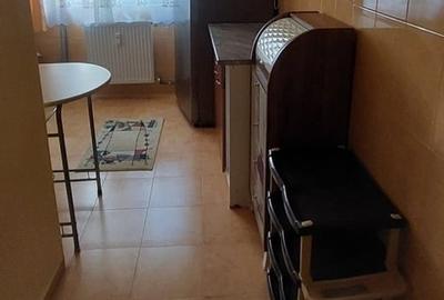 Garsonieră decomandată în Titan