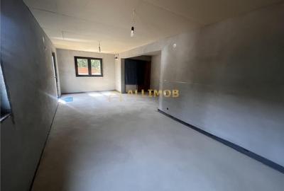 Casă cu 4 camere cu Teren 300 Mp în Central