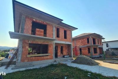 Casă cu 4 camere în Central