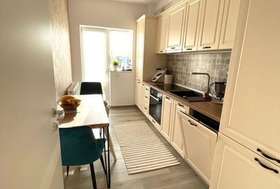 Apartament cu 3 camere decomandat în Tractorul