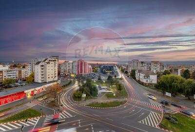 Apartament cu 4 camere decomandat, mobilat în Intim