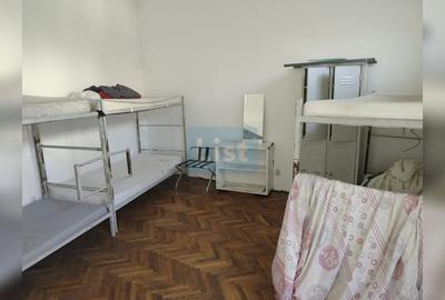 Casă cu 10 camere cu Teren 300 Mp în Central
