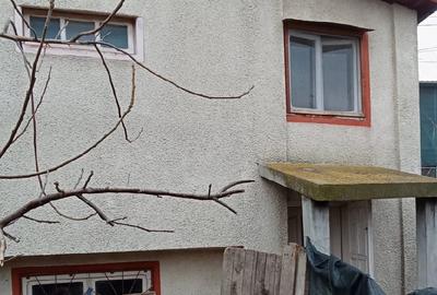 Casă cu 2 camere cu Teren 300 Mp în Central