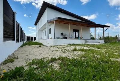Casă cu 4 camere în Vidra