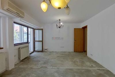 Apartament cu 3 camere semidecomandat în Tei