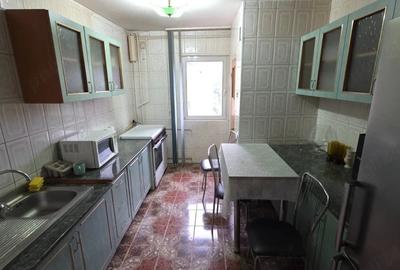 Apartament cu 3 camere decomandat în Calea Victoriei