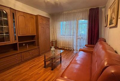 Apartament cu 3 camere decomandat în Metalurgie