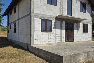 Casă individuală cu 6 camere cu Teren 7734 Mp în Ionășeni (Vârfu Câmpului)