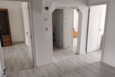 Apartament cu 4 camere decomandat, mobilat în Independenței