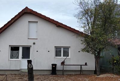 Casă cu 3 camere decomandat în Lazuri