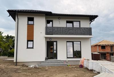Casă individuală cu 4 camere cu Teren 450 Mp în Central