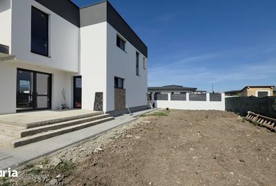 Casă cu 4 camere cu Teren 500 Mp în Cristian