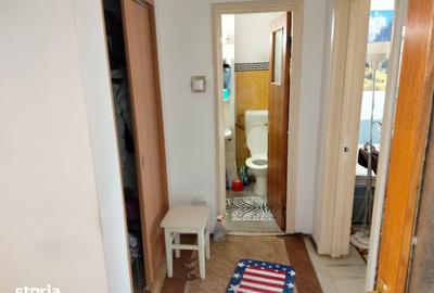 Apartament cu 3 camere semidecomandat în Tei