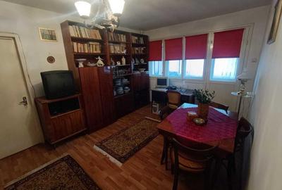 Apartament cu 2 camere semidecomandat în Podu Roș