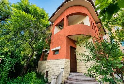 Casă cu 7 camere cu Teren 258 Mp în Cotroceni - 1