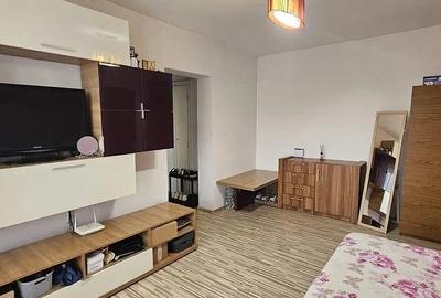 Apartament cu 3 camere semidecomandat în Calea Dumbrăvii