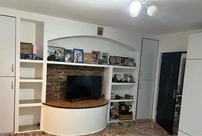 Apartament cu 3 camere semidecomandat în Micro 3