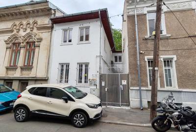 Apartament cu 3 camere semidecomandat, mobilat în Moșilor