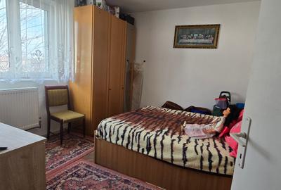 Apartament cu 3 camere semidecomandat în Aleea Trandafirilor