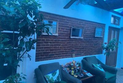 Casă cu 4 camere cu Teren 950 Mp în Central