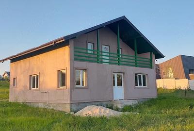 Casă cu 4 camere cu Teren 800 Mp în Comana