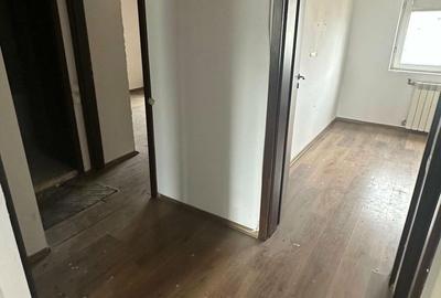 Apartament cu 3 camere în Decebal