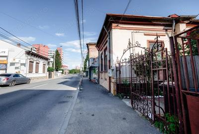 Casă cu 7 camere cu Teren 422 Mp în Central