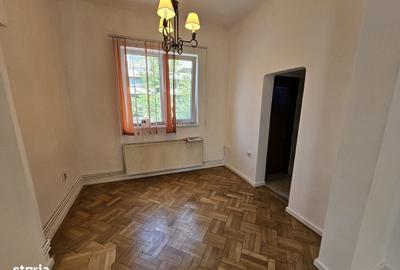 Apartament cu 3 camere semidecomandat în Cotroceni
